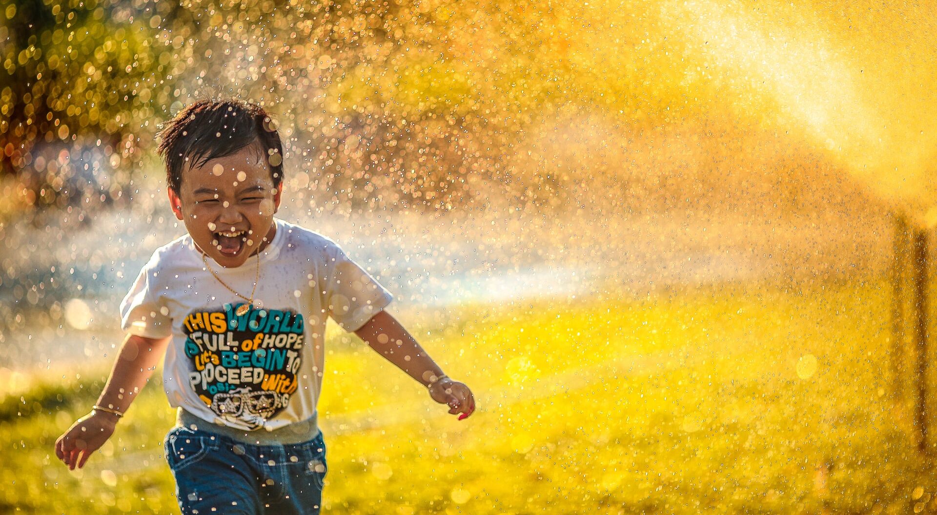 水を浴びる少年の画像